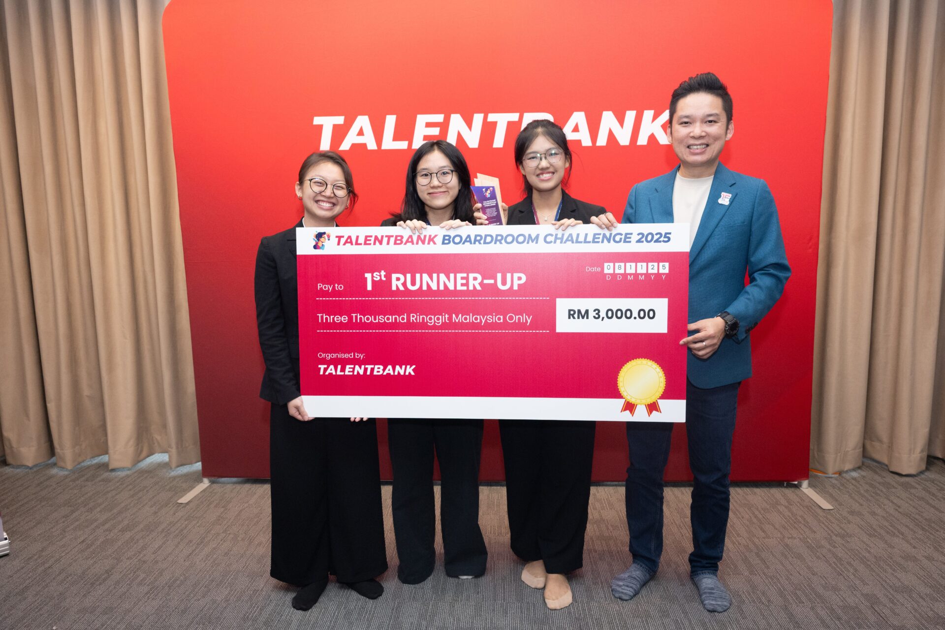 1st Runner-Up team taking home Best Visual Award and Best Presentation Award.