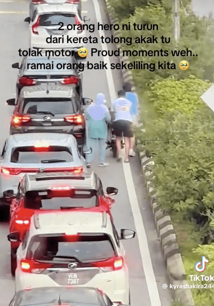 2 M’sian Men Praised For Getting Out Of Their Car To Help Tired Woman Push Motorcycle In Heavy Traffic 2