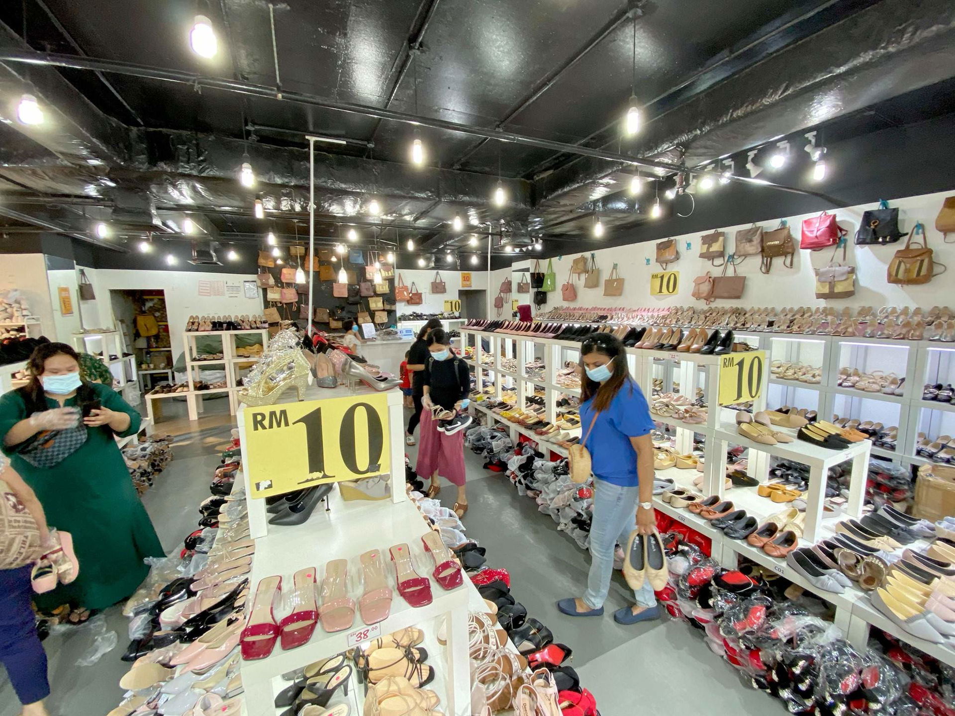 Long queue appears at the Sungei Wang Plaza over RM10 shoes