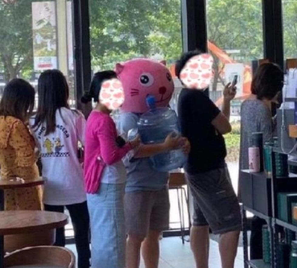 So...Starbucks China decided to give away free coffee. This was what happened