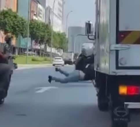Motorists band together to rescue a lost dog from heavy traffic at Jalan Cheras