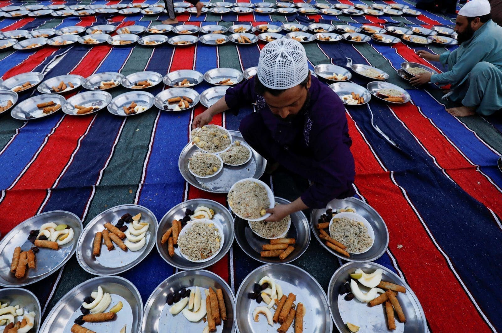 Man puts IC on the table while eating to avoid being accused of skipping puasa