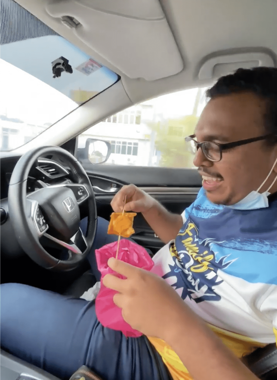 Man shows off his "auto-sensing" Honda to netizens and even eats while driving
