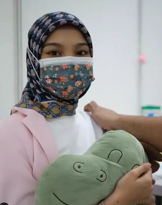 Netizens slam local artist for recording herself at COVID vaccination center