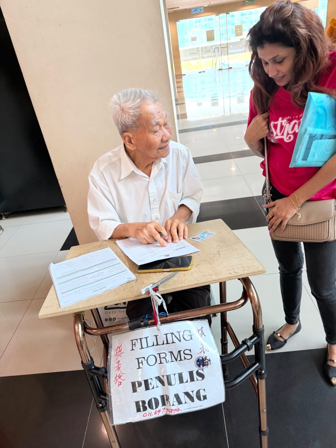  wk m'sian man charges as low as rm to help people fill up forms at kdn jalan duta. 