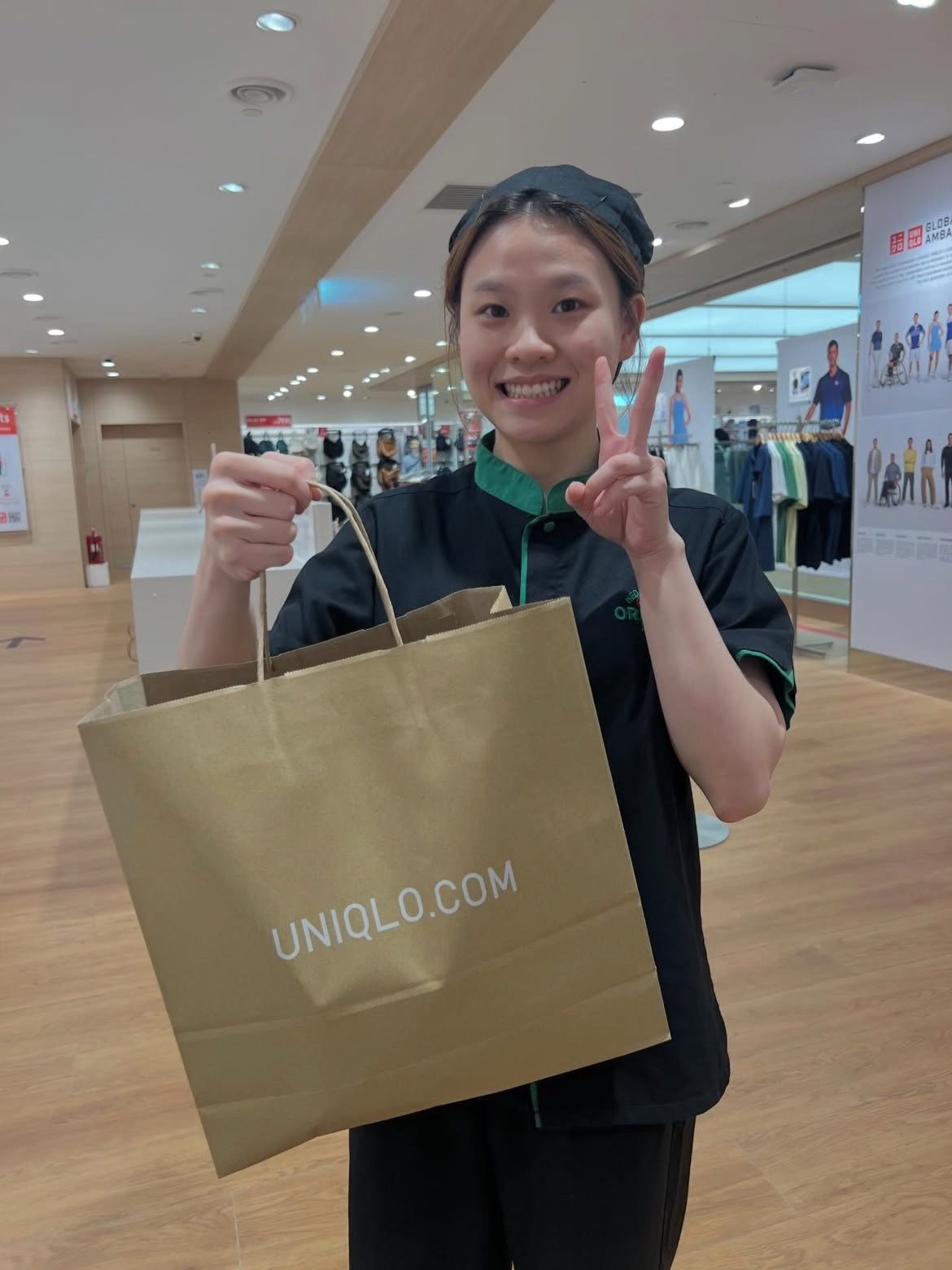  wk m’sian's pants get soaked after drink incident at oriental kopi, staff bring him to uniqlo & cover his meal 