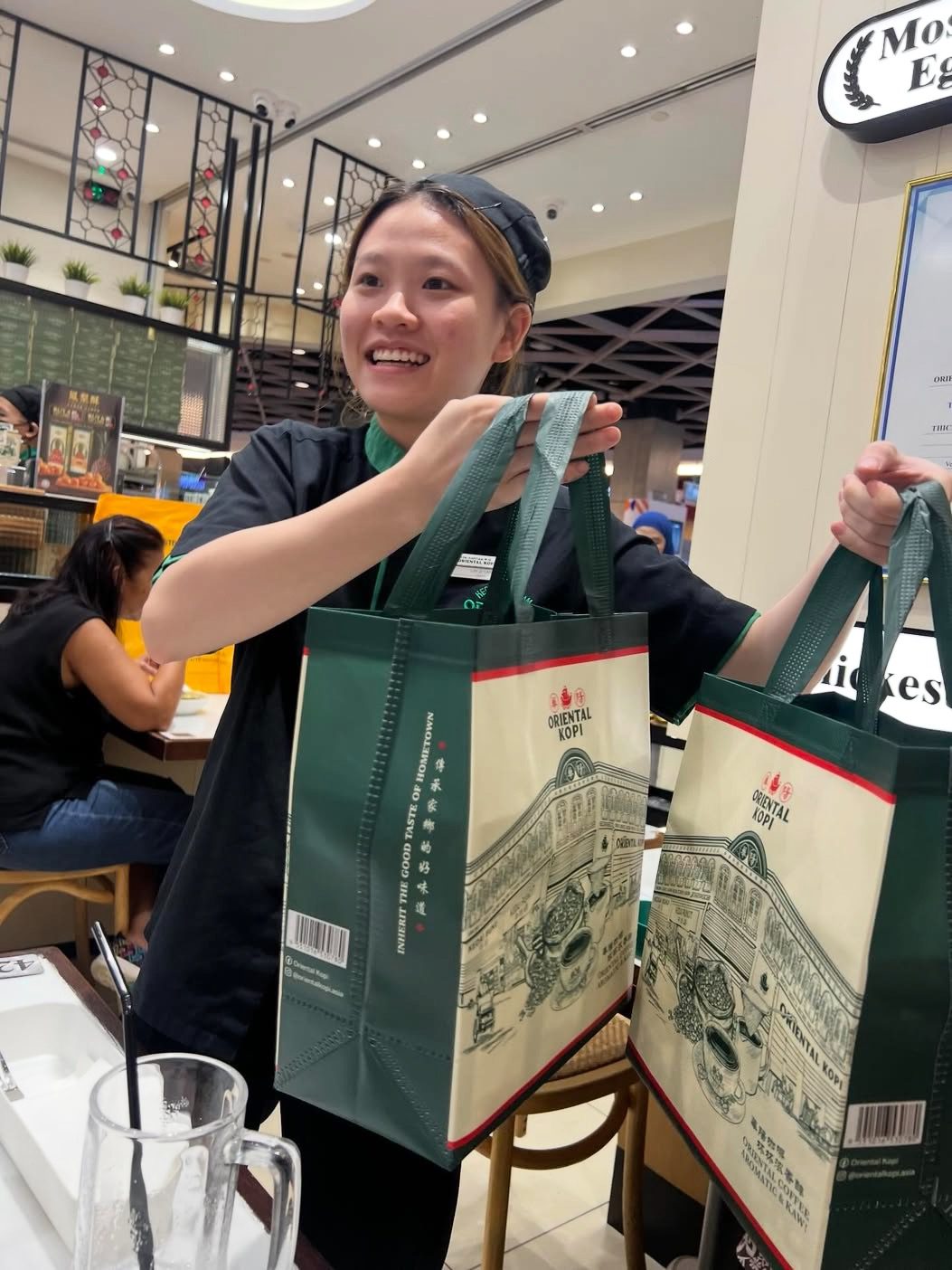  wk m’sian's pants get soaked after drink incident at oriental kopi, staff bring him to uniqlo & cover his meal 