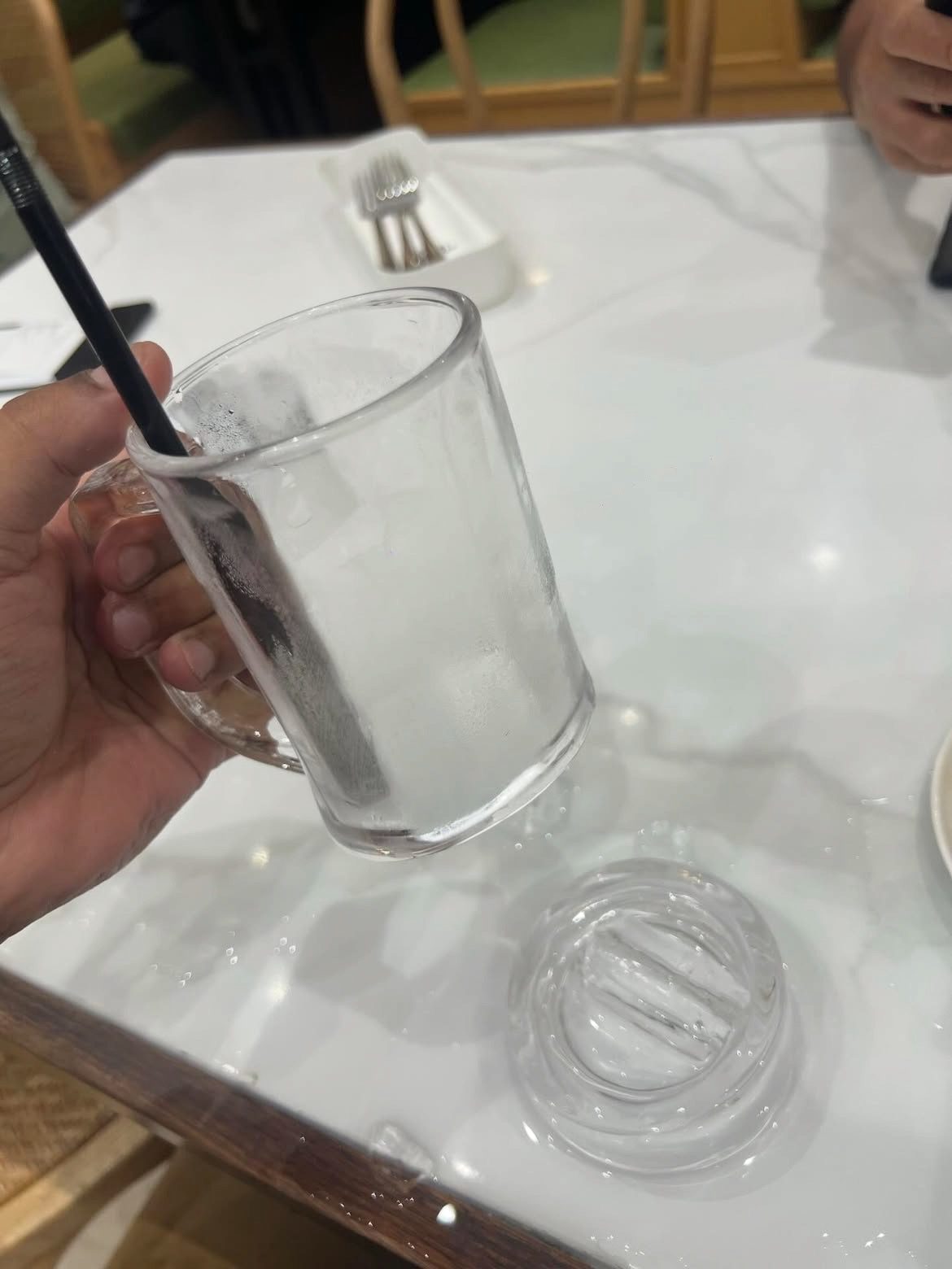  wk m’sian's pants get soaked after drink incident at oriental kopi, staff bring him to uniqlo & cover his meal. 