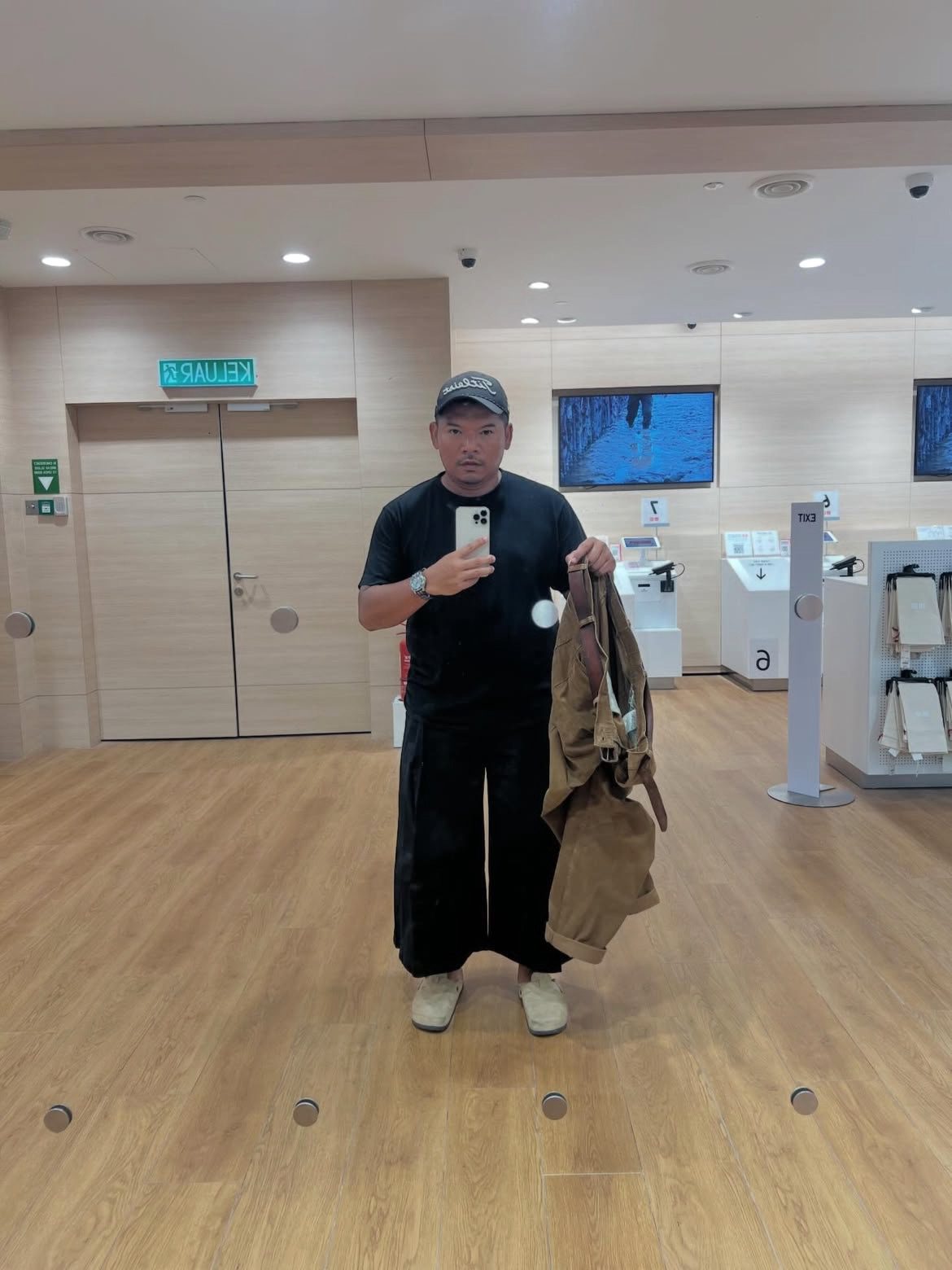  wk m’sian's pants get soaked after drink incident at oriental kopi, staff bring him to uniqlo & cover his meal... 