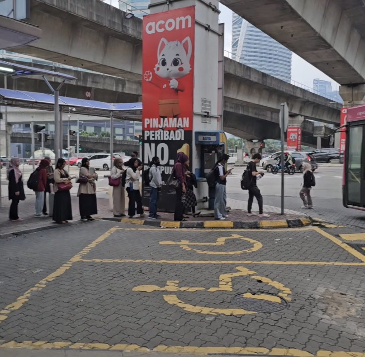 M’sians Praised For Patiently Queueing For Rapid KL Bus Near LRT Universiti