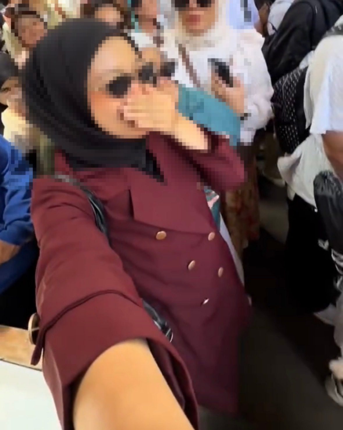 wk m’sian tourists criticised after viral clip shows them covering noses & calling locals in china ‘smelly’
