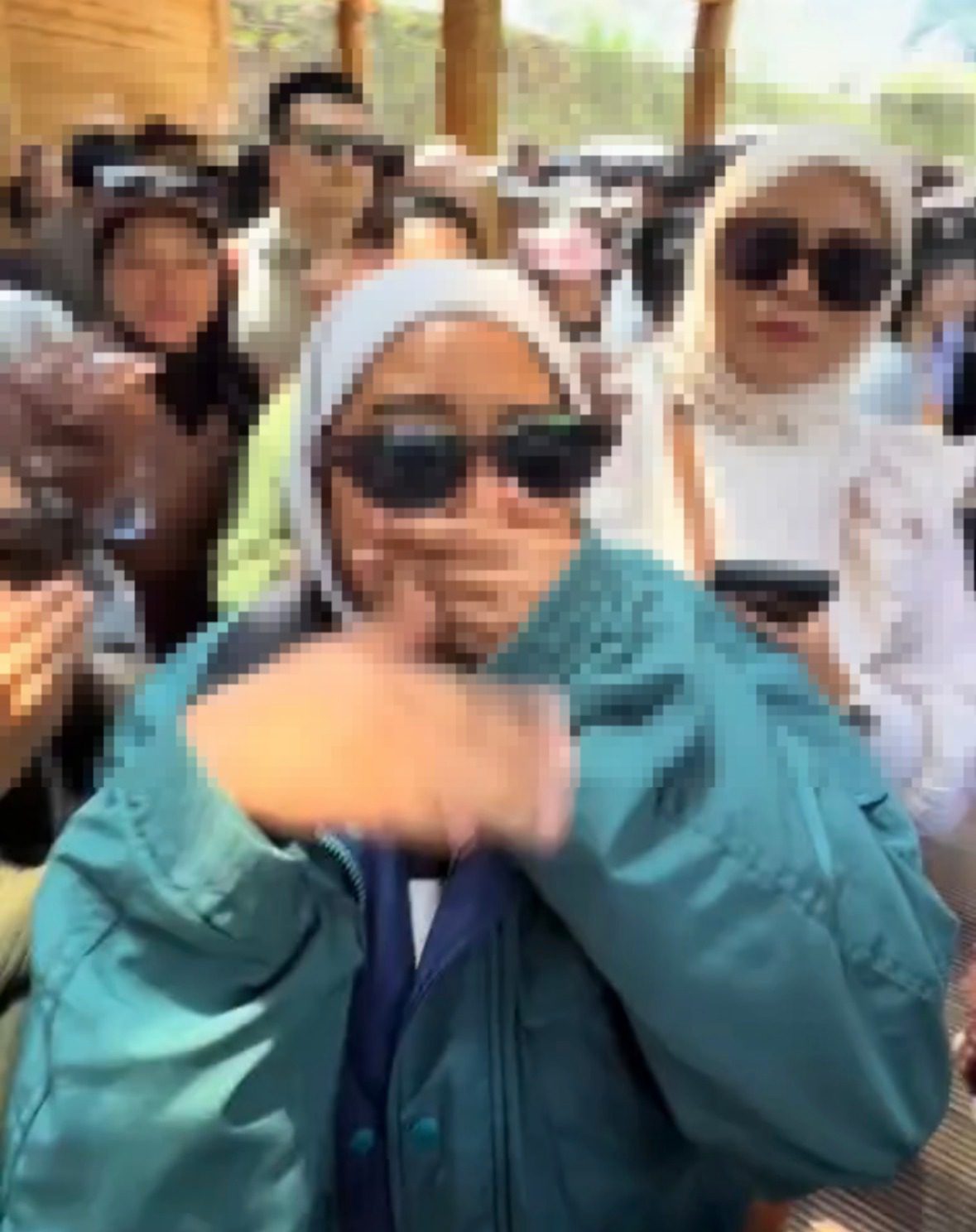 wk m’sian tourists criticised after viral clip shows them covering noses & calling locals in china ‘smelly’..