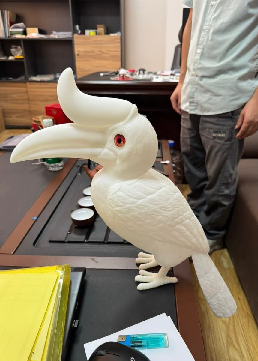 wk “not fake, it’s an installation” m’sian team explains klia ’s viral hornbill & rafflesia.