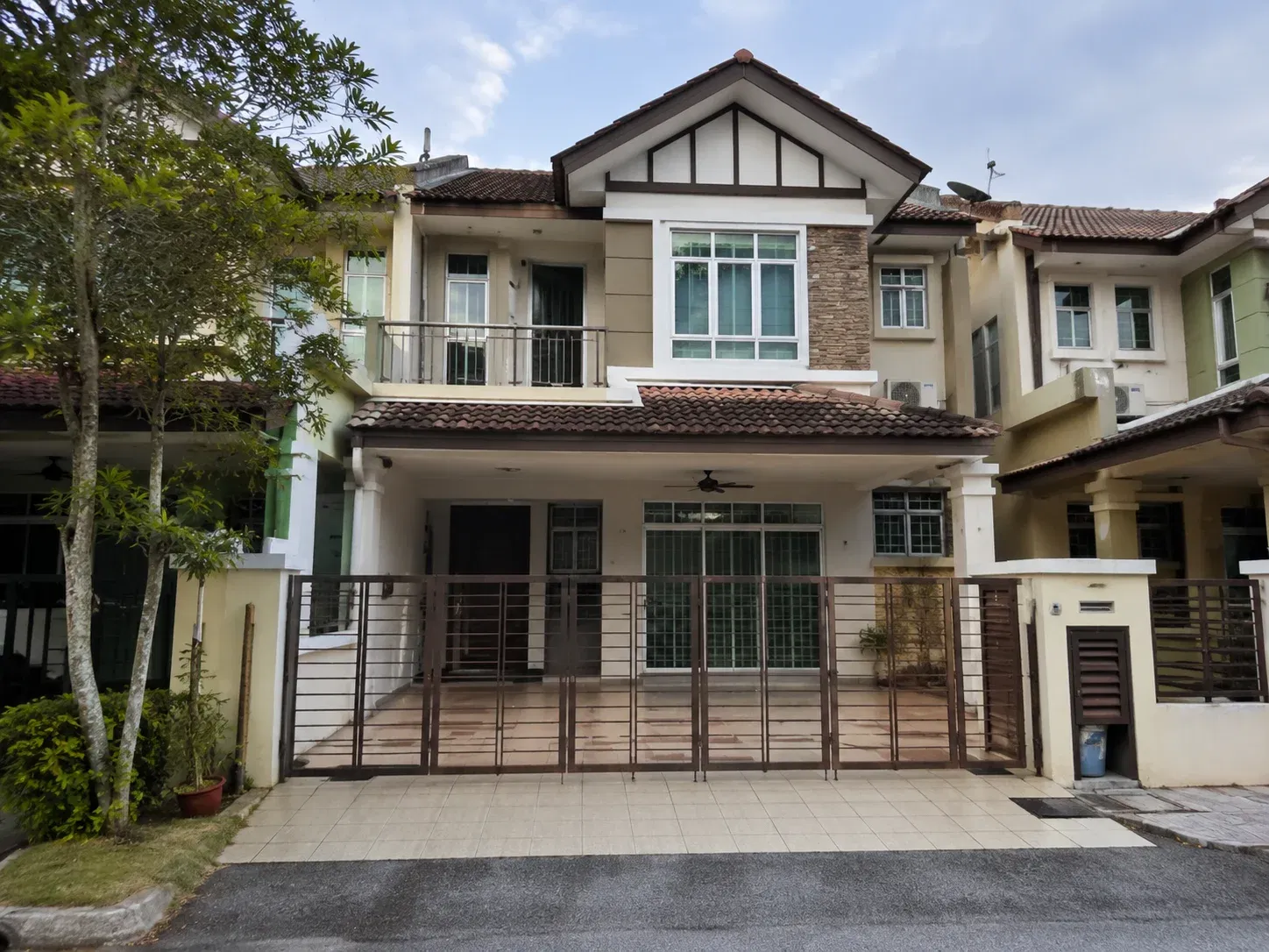 wk modern townhouse facade with gated driveway
