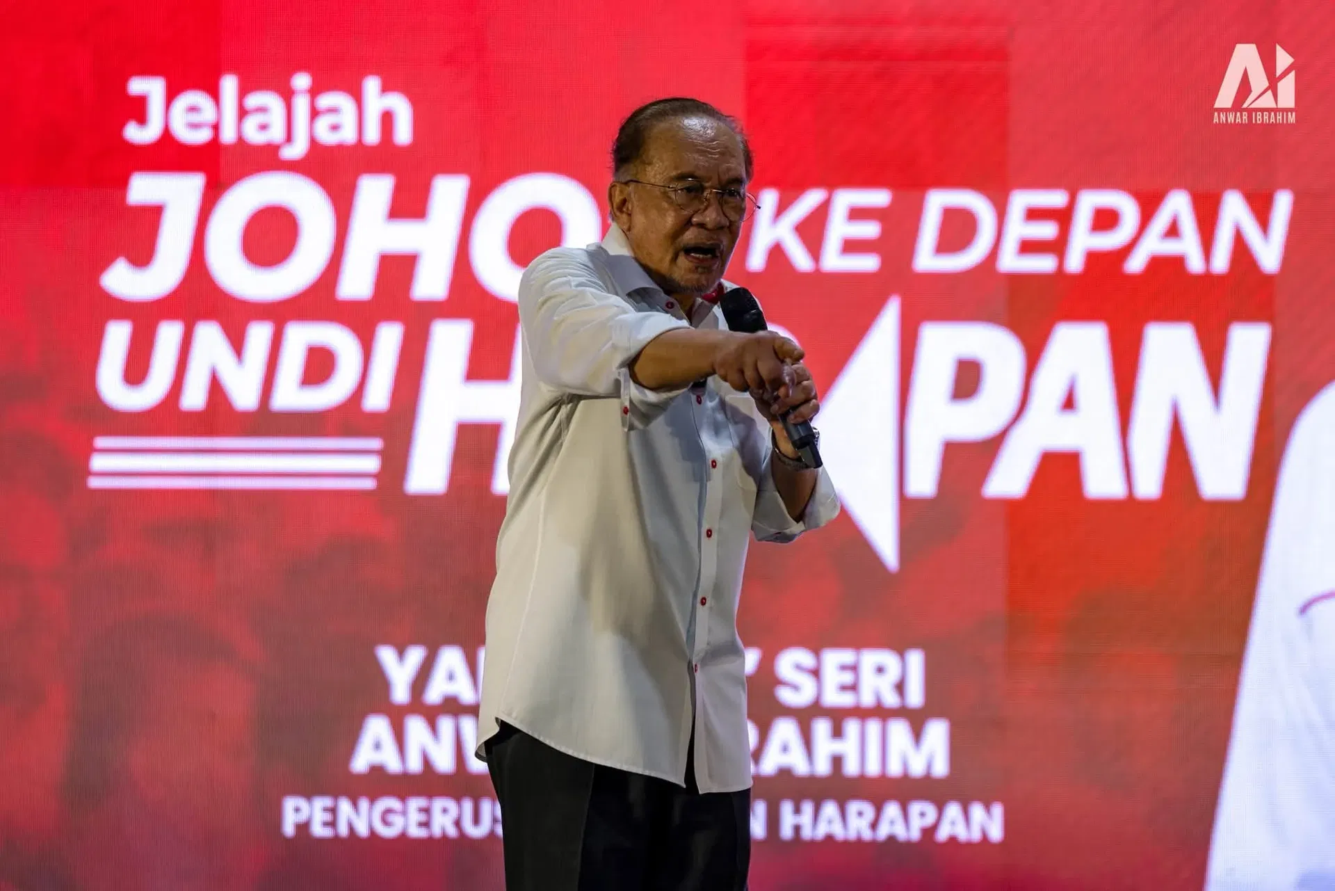 wk ‘give ph a chance to govern johor’ anwar urges
