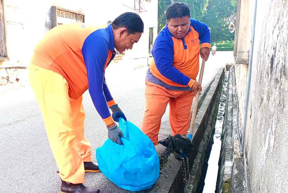 Mohd Rossazali Roslan, M'sian cleaner