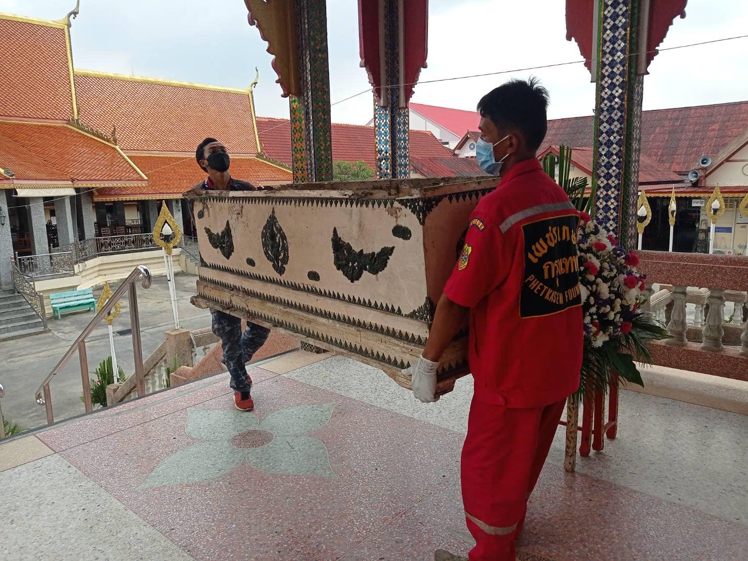 Husband Finally Cremates Late Wife's Body After Two Decades
