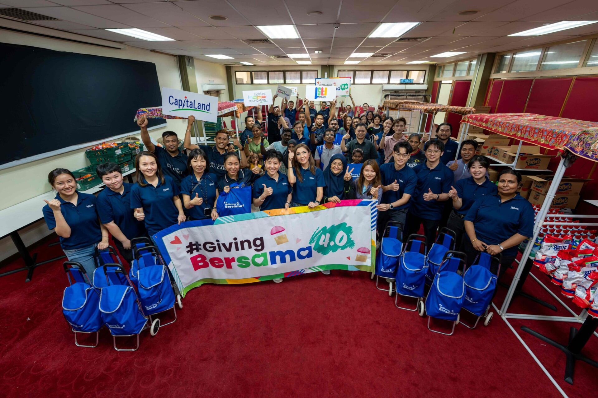CapitaLand staff volunteers and the representatives from Unit Mutiara Food Bank Penang