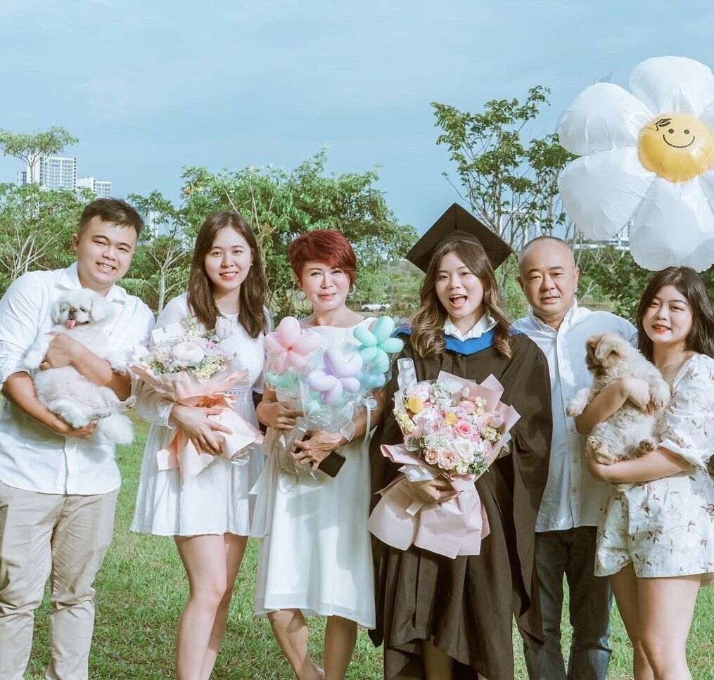 3.1 Yee Nie grad photo with fam