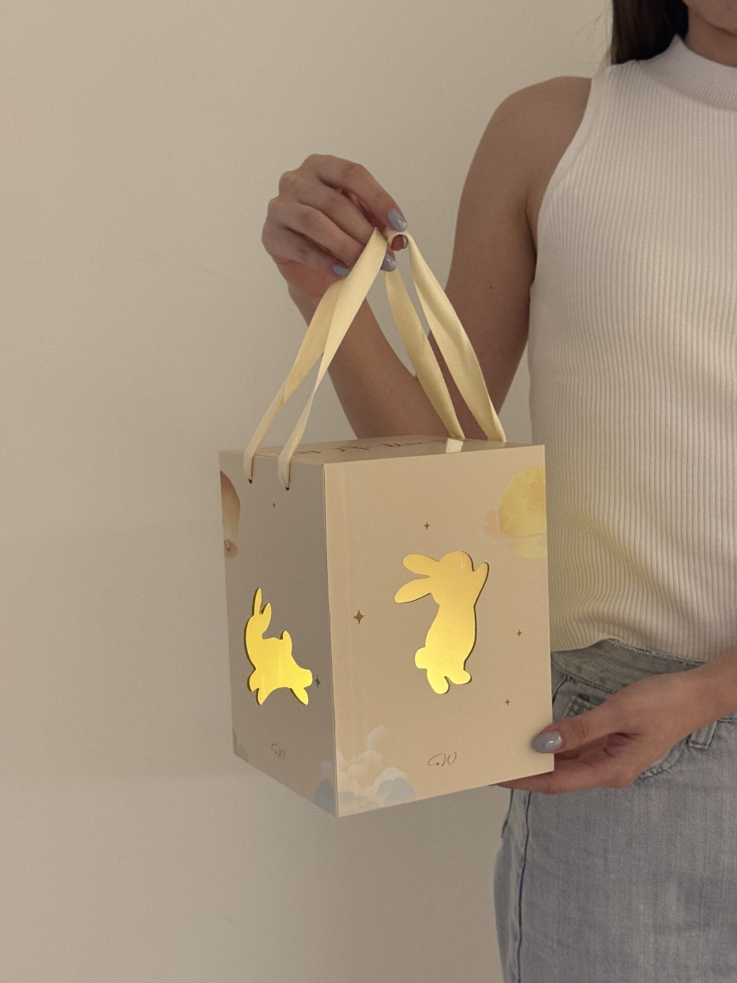 4.4-Yee-Nie-holding-gift-1