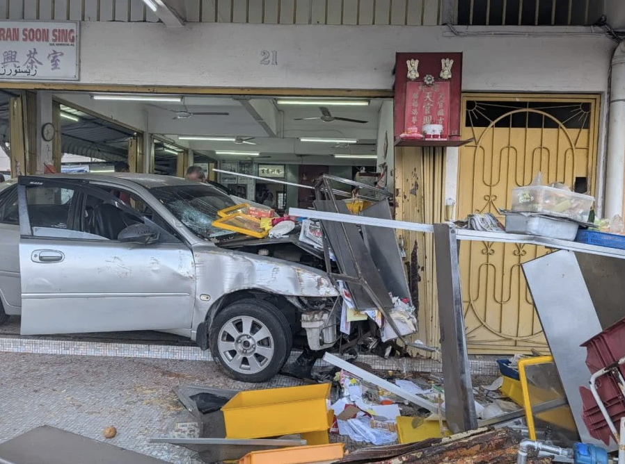 69yo Allegedly Uses Wrong Gear While Reversing Car, Crashes Into Kuantan Kopitiam