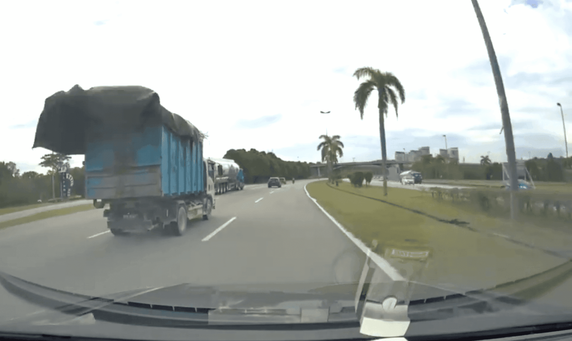 Canvas flying off the lorry
