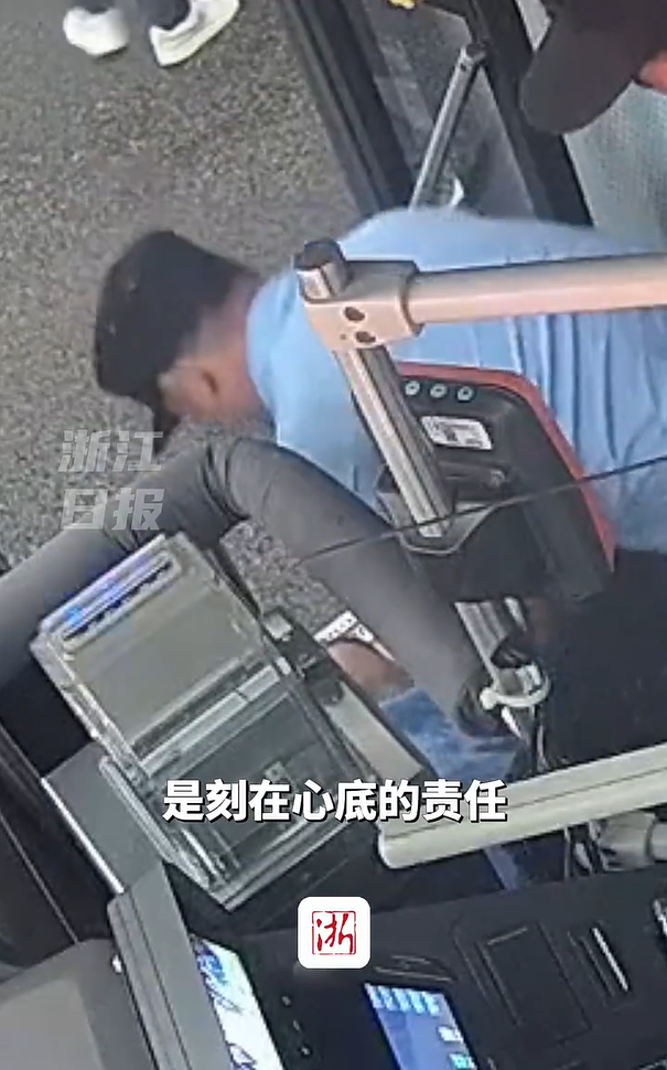 China bus driver saves passengers (3)