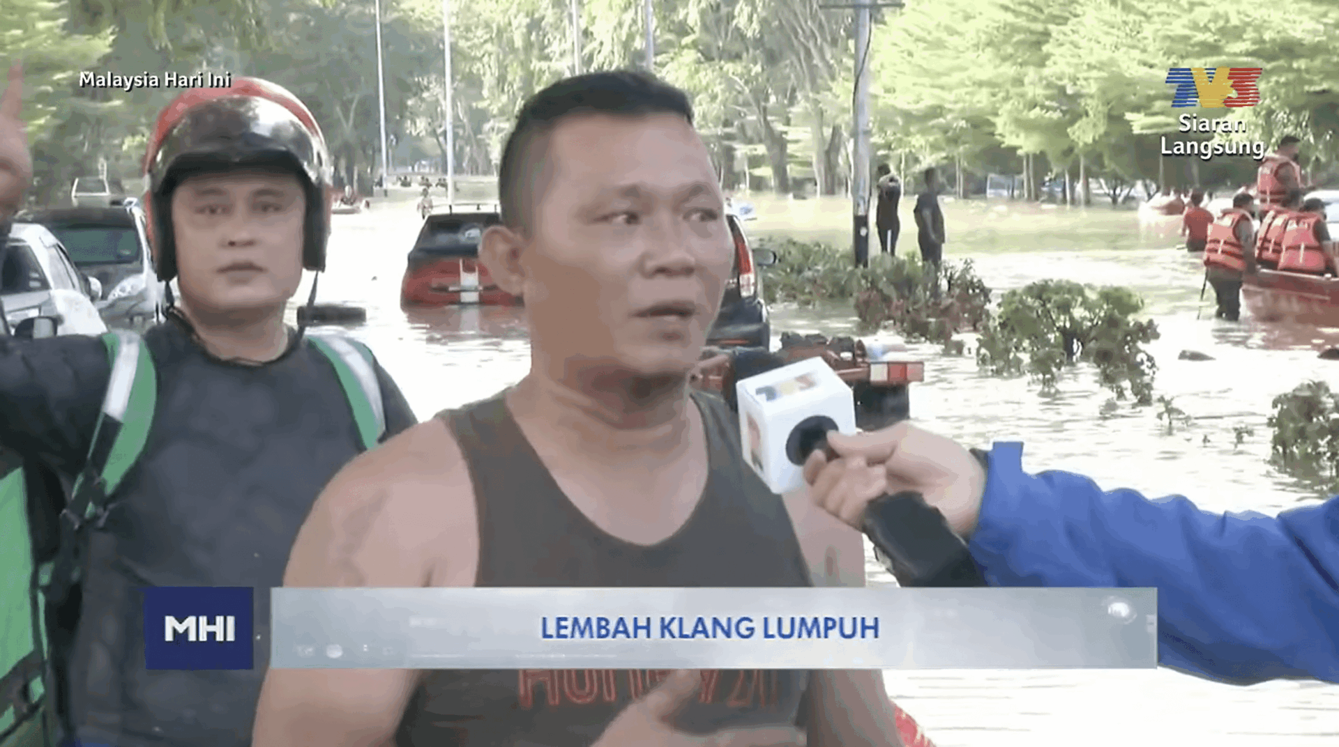 Delivery abang on the camera 