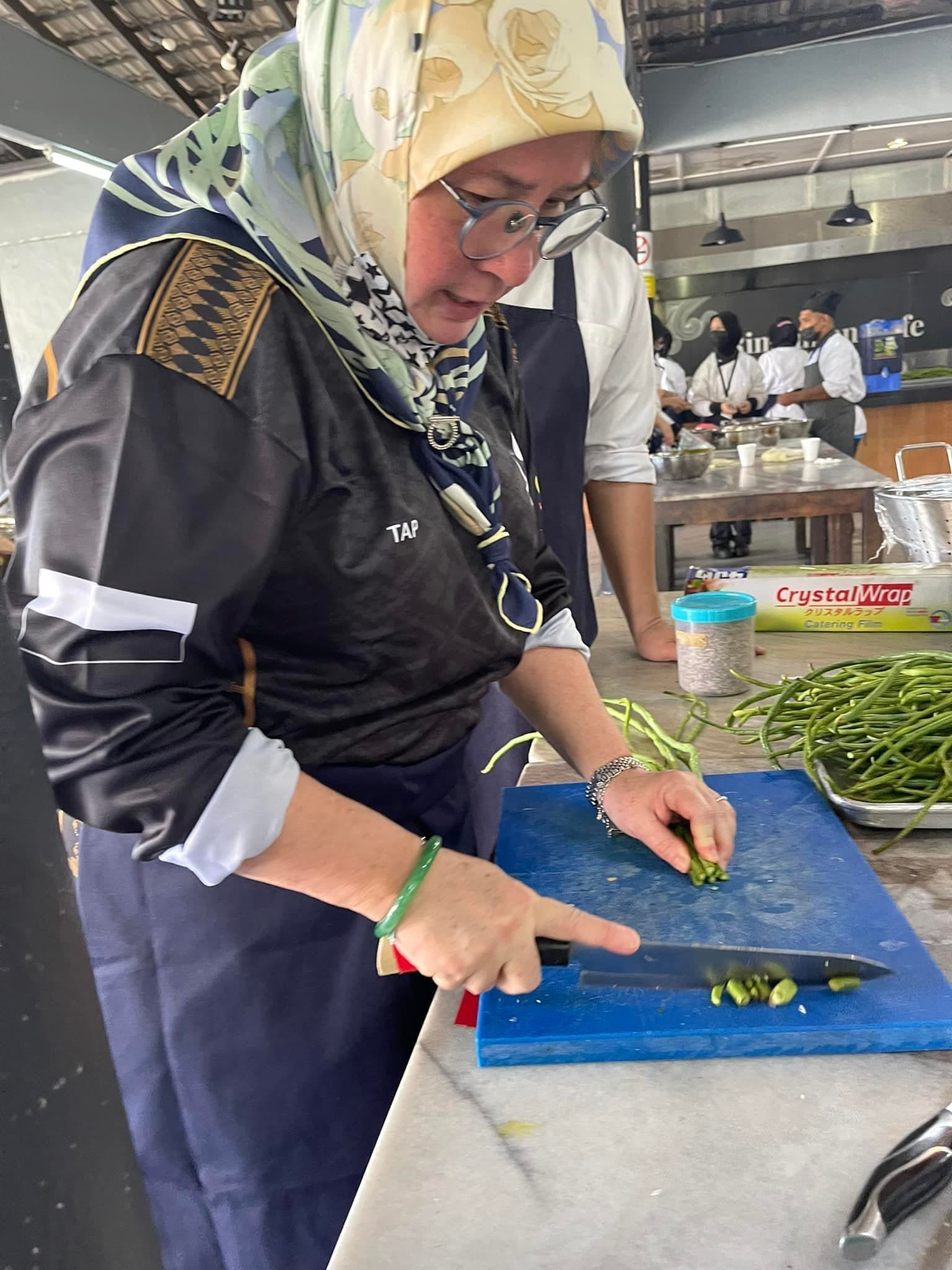 Her Majesty cook for flood victims