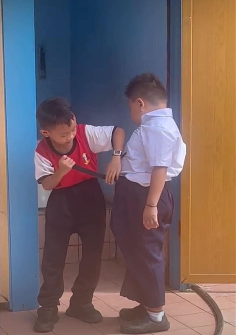 Std 1 Sarawakian Students Earn Praise Online For Helping Their 'Special Friend''