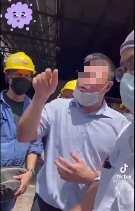 S'porean boss reprimands workers who demanded for their pay