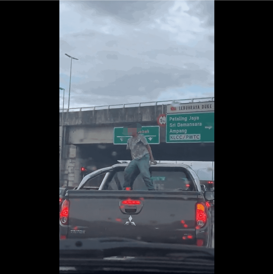Young kid fooling around the back of a pickup truck raises netizens' concern