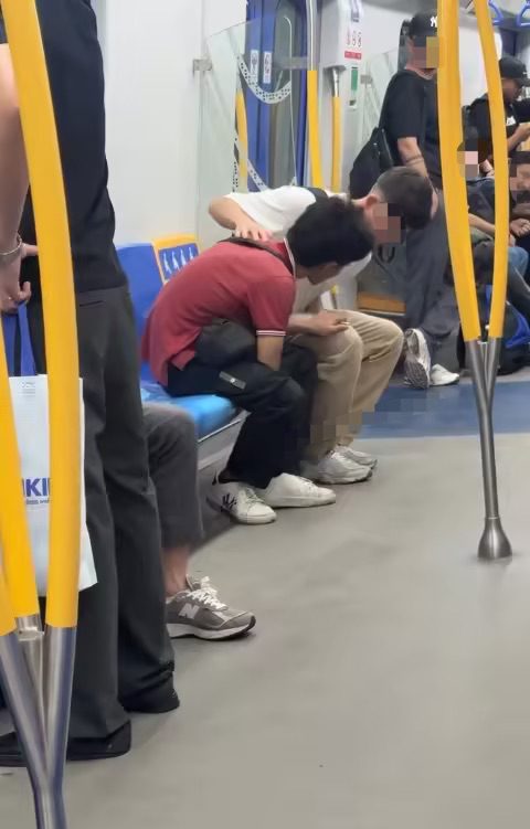 Man chews on train pole inside MRT (2)
