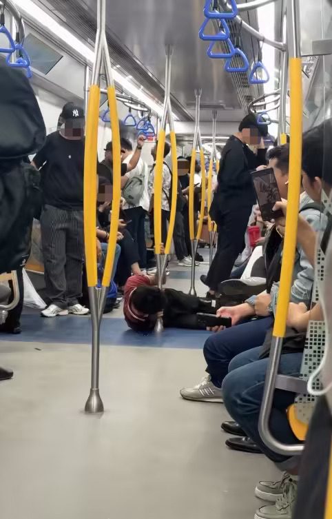Man chews on train pole inside MRT (3)