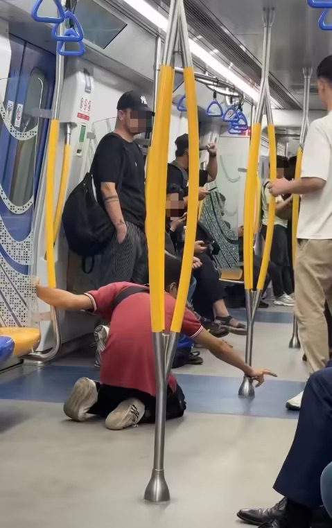 Man chews on train pole inside MRT (4)
