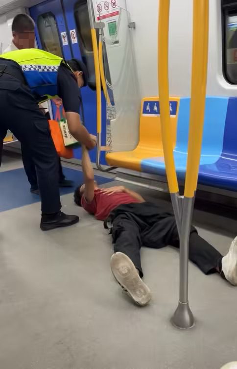 Man chews on train pole inside MRT (5)