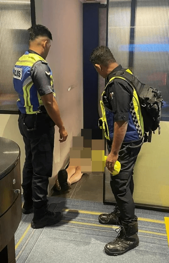Man dies in front of slot machine (2)