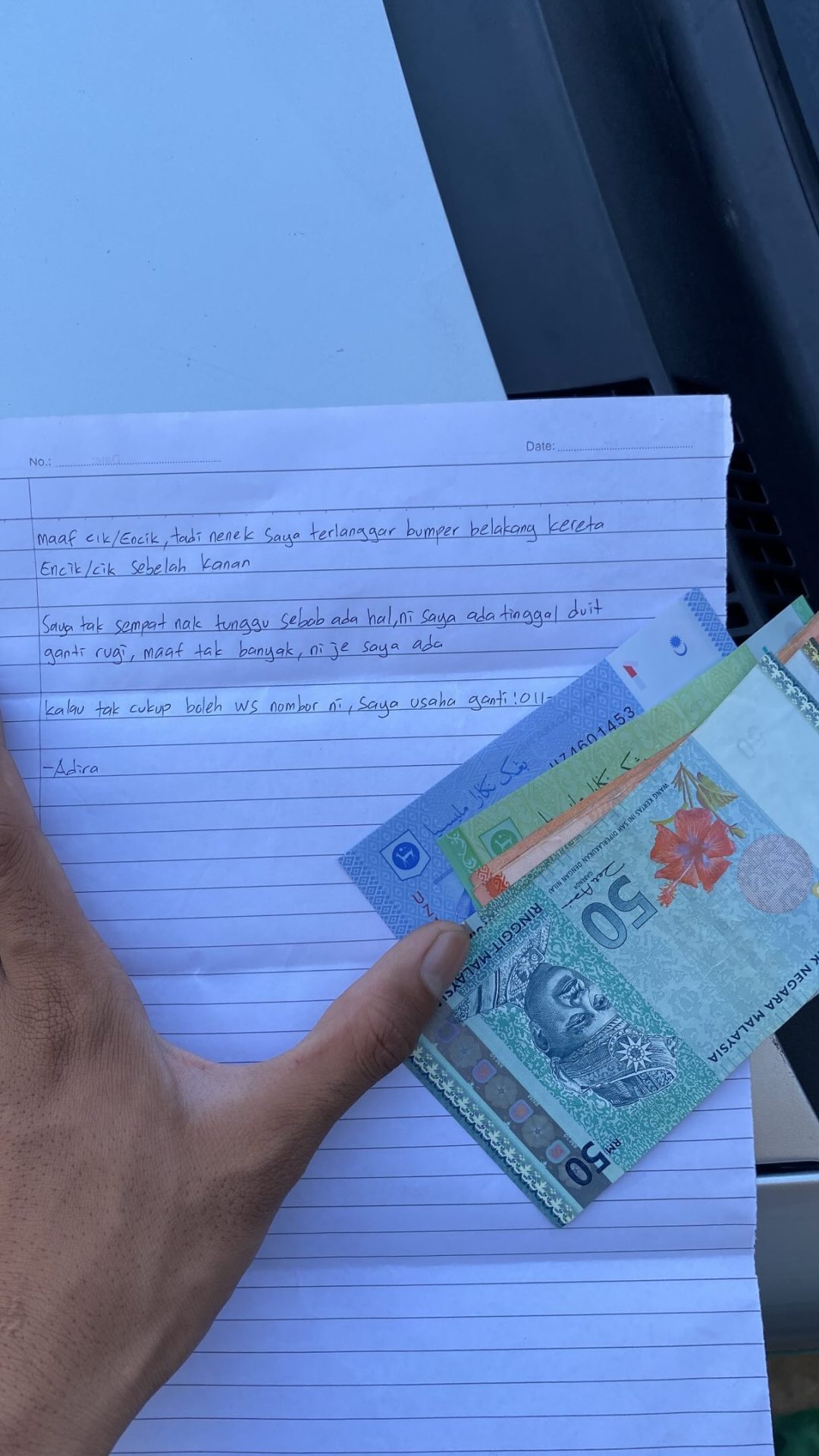 M’sian Finds RM206 & Apology Note After Elderly Woman Hits His Car, Returns It Upon Hearing Her Story