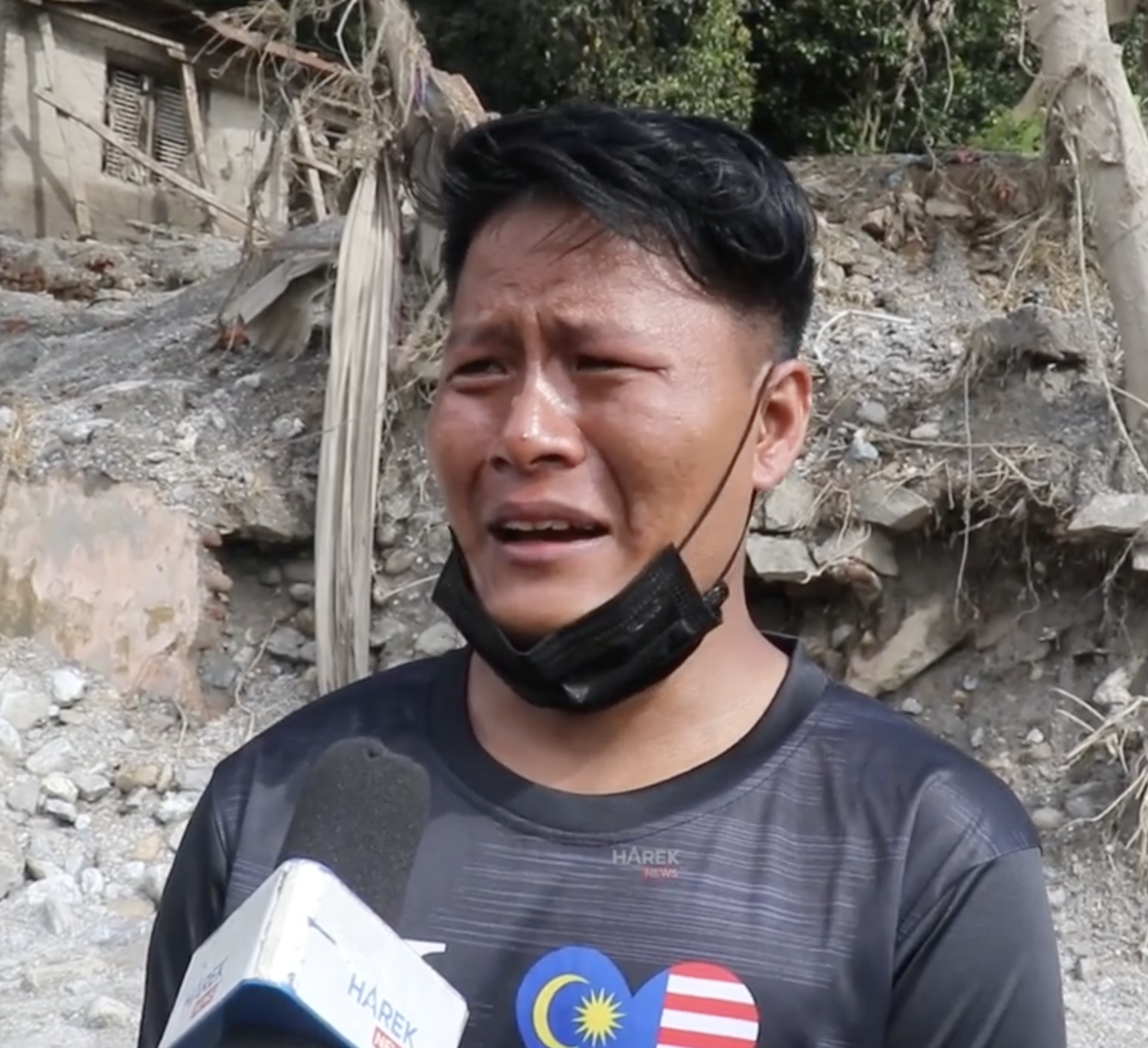 Nepal man cry family lost in flood