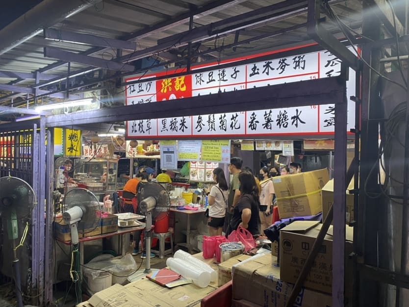 People queuing at Hong Kee dessert kepong