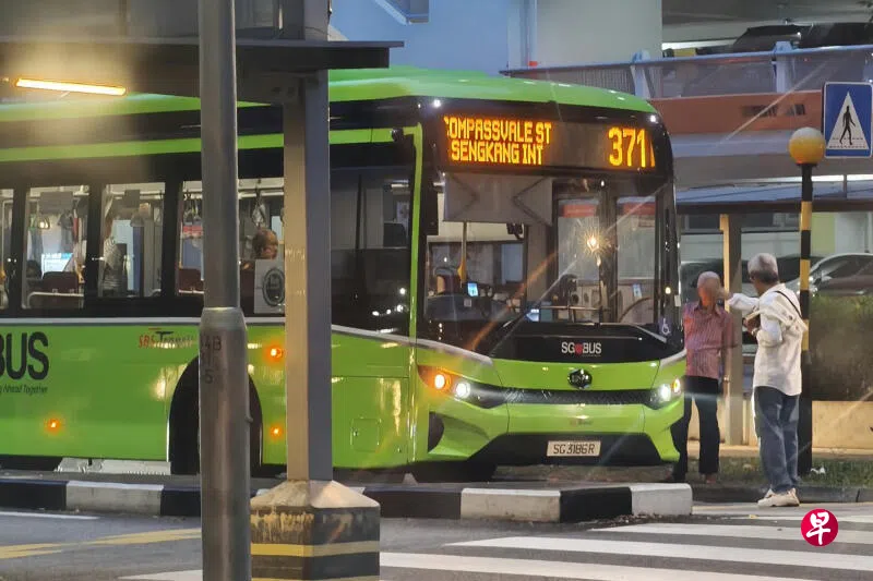 SG man blocks bus for 1 hour (1)
