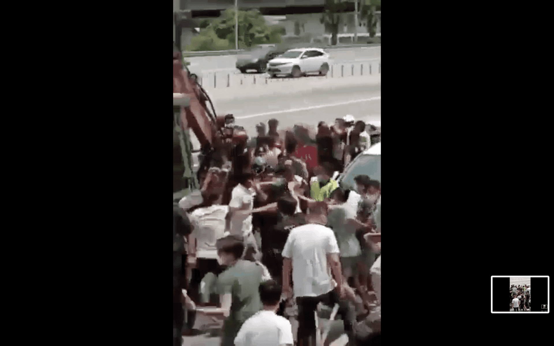 Huge fight erupts over temple demolition at Salak South, leading to 2 injuries and 2 arrests