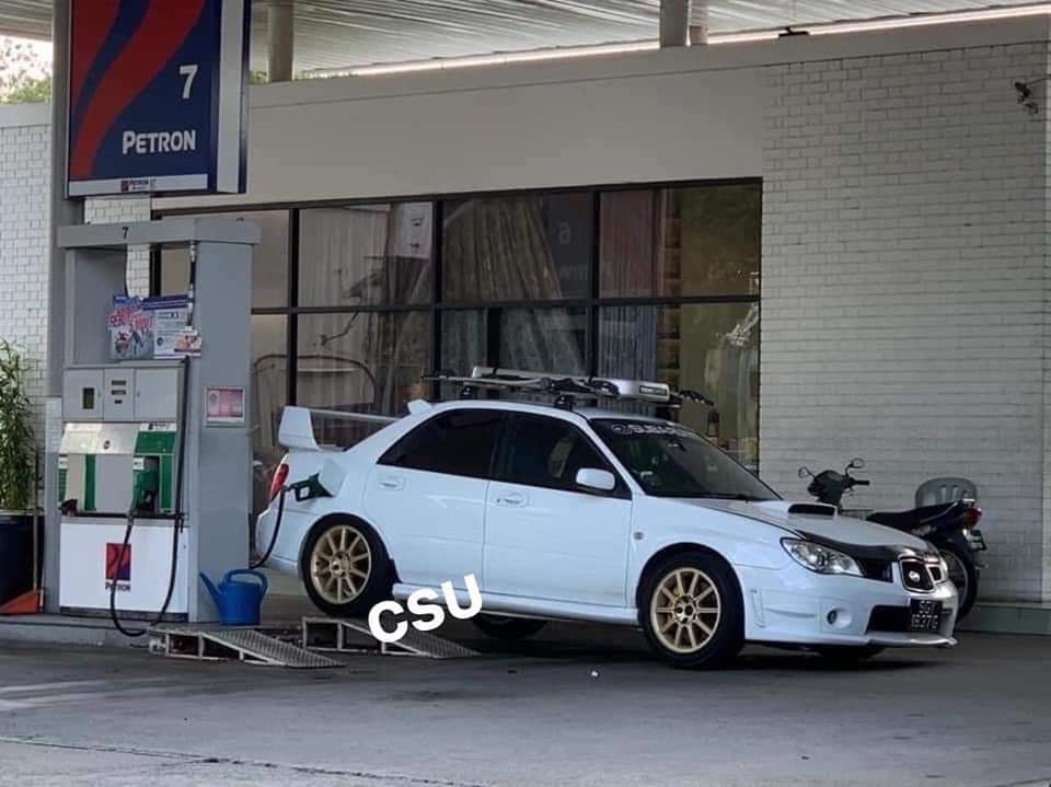 Singaporean pump petrol at JB petrol station 04