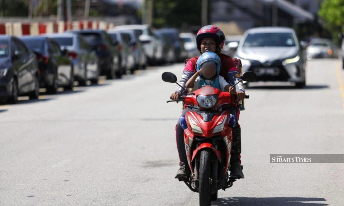 Single mum takes OKU child on deliveries