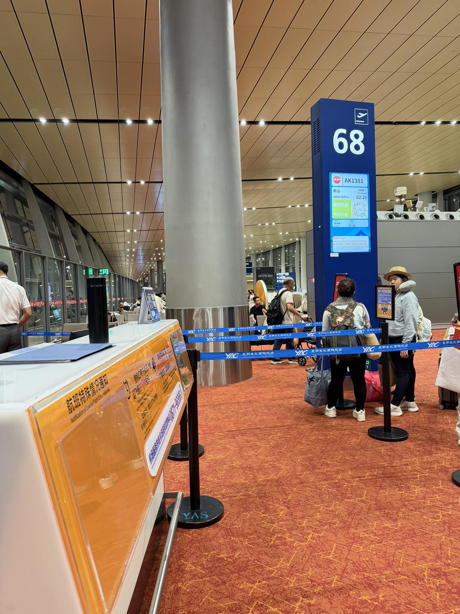 Strangers let woman cut queue (1)