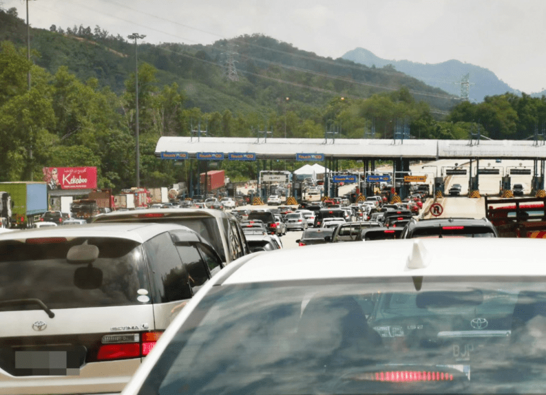 Traffic jam seen at Karak Highway during NRP Phase 2 going to Klang Valley.