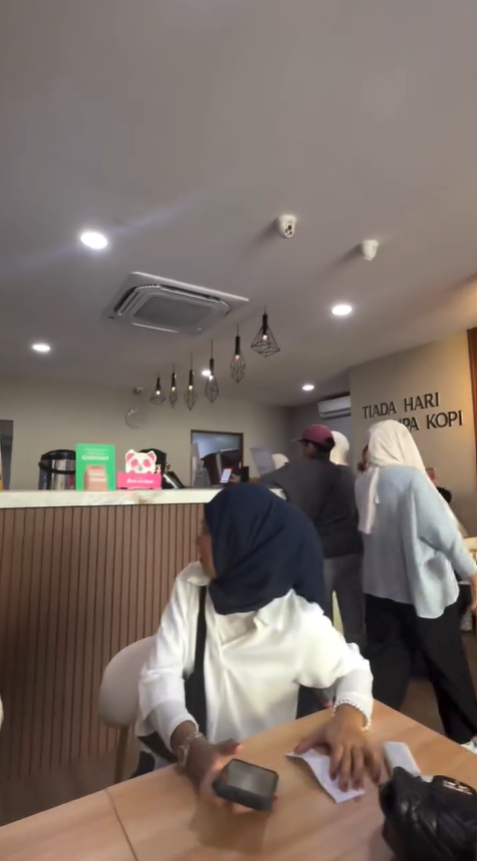 Woman helps cafe staff (1)