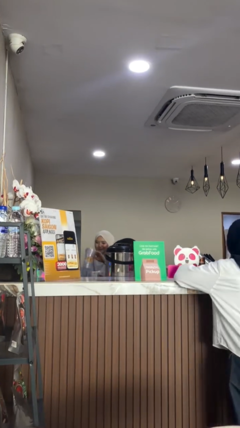 Woman helps cafe staff (2)