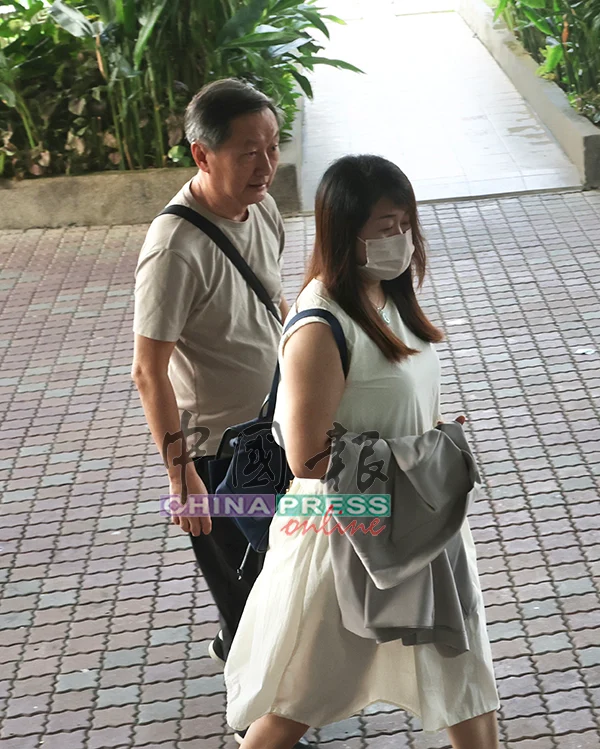 Yap Shing Xuen's parents at court