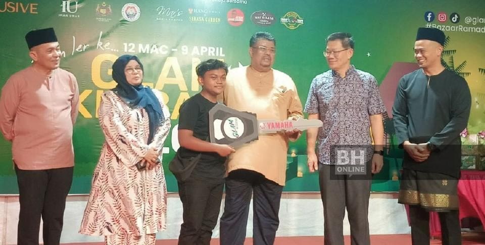 Melaka Chief Minister Datuk Seri Ab Rauf Yusoh handing out a replica car key